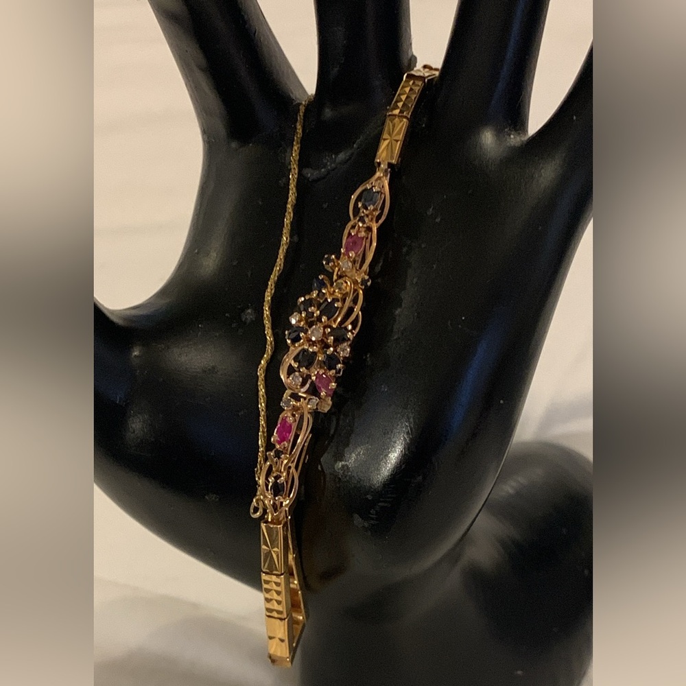Elegant 18k  Gold and  diamonds, sapphire Pink Gemstone Necklace